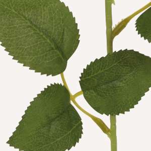 En elegant Ros röd Velvet, Konstgjord ros 51 cm hög med naturligt utseende och känsla. Detaljerad utformning med realistiskt bladverk. 