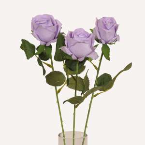 En elegant Ros ljuslila Velvet, Konstgjord ros 51 cm hög med naturligt utseende och känsla. Detaljerad utformning med realistiskt bladverk. 