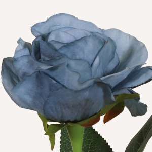 En elegant Rosbukett blå Vintage - Himlavalv, Konstgjord blombukett med 17 blommor och snittgrönt med naturligt utseende och känsla. Detaljerad utformning med realistiskt bladverk. 