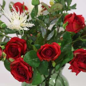 En elegant Rosbukett röd Annie - Amors Eld, Konstgjord blombukett med 9 blommor och snittgrönt med naturligt utseende och känsla. Detaljerad utformning med realistiskt bladverk. 