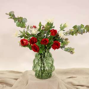 En elegant Rosbukett röd Annie - Amors Eld, Konstgjord blombukett med 9 blommor och snittgrönt med naturligt utseende och känsla. Detaljerad utformning med realistiskt bladverk. 