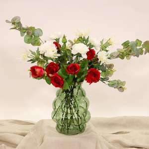 En elegant Rosbukett röd Annie - Kärlekens Bukett, Konstgjord blombukett med 13 blommor och snittgrönt med naturligt utseende och känsla. Detaljerad utformning med realistiskt bladverk. 