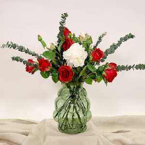 En elegant Rosbukett röd Annie - Kärleksflammor, Konstgjord blombukett med 11 blommor och snittgrönt med naturligt utseende och känsla. Detaljerad utformning med realistiskt bladverk. 