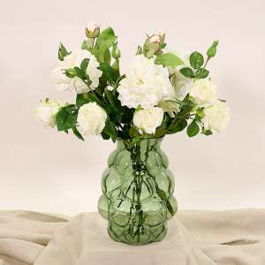 En elegant Rosbukett vit Annie - Änglavingar, Konstgjord blombukett med 8 blommor och snittgrönt med naturligt utseende och känsla. Detaljerad utformning med realistiskt bladverk. 