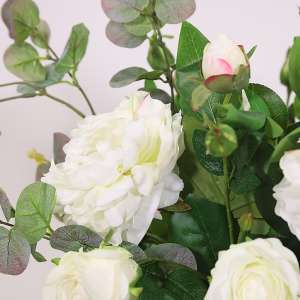 En elegant Rosbukett vit Annie - Morgonljus, Konstgjord blombukett med 10 blommor och snittgrönt med naturligt utseende och känsla. Detaljerad utformning med realistiskt bladverk. 