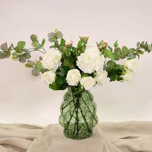 En elegant Rosbukett vit Annie - Morgonljus, Konstgjord blombukett med 10 blommor och snittgrönt med naturligt utseende och känsla. Detaljerad utformning med realistiskt bladverk. 