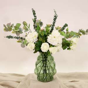 En elegant Rosbukett vit Annie - Pärlvit Skönhet, Konstgjord blombukett med 12 blommor och snittgrönt med naturligt utseende och känsla. Detaljerad utformning med realistiskt bladverk. 