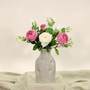 En elegant Rosbukett vit och lila Eden - Rofylld Frid, Konstgjord blombukett med 8 blommor och snittgrönt med naturligt utseende och känsla. Detaljerad utformning med realistiskt bladverk. 