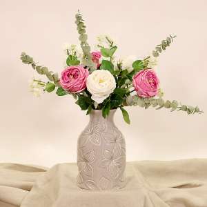 En elegant Rosbukett vit och lila Eden - Ljusa Stunder, Konstgjord blombukett med 12 blommor och snittgrönt med naturligt utseende och känsla. Detaljerad utformning med realistiskt bladverk. 