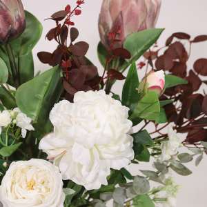 En elegant Rosbukett vit Eden - Lustfylld Romantik, Konstgjord blombukett med 16 blommor och snittgrönt med naturligt utseende och känsla. Detaljerad utformning med realistiskt bladverk. 