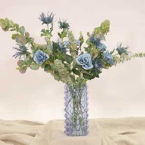 En elegant Rosbukett blå Vintage - Oceandröm, Konstgjord blombukett med 15 blommor och snittgrönt med naturligt utseende och känsla. Detaljerad utformning med realistiskt bladverk. 