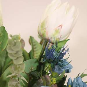 En elegant Rosbukett blå Vintage - Himlavalv, Konstgjord blombukett med 17 blommor och snittgrönt med naturligt utseende och känsla. Detaljerad utformning med realistiskt bladverk. 