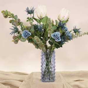 En elegant Rosbukett blå Vintage - Himlavalv, Konstgjord blombukett med 17 blommor och snittgrönt med naturligt utseende och känsla. Detaljerad utformning med realistiskt bladverk. 