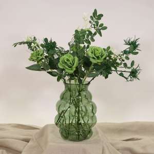 En elegant Rosbukett grön Vintage - Gröna Drömmar, Konstgjord blombukett med 10 blommor och snittgrönt med naturligt utseende och känsla. Detaljerad utformning med realistiskt bladverk. 