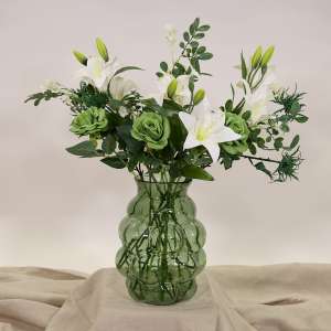 En elegant Rosbukett grön Vintage - Smaragdens Grönska, Konstgjord blombukett med 13 blommor och snittgrönt med naturligt utseende och känsla. Detaljerad utformning med realistiskt bladverk. 