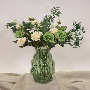 En elegant Rosbukett grön Vintage - Skogens Bukett, Konstgjord blombukett med 13 blommor och snittgrönt med naturligt utseende och känsla. Detaljerad utformning med realistiskt bladverk. 