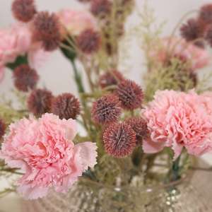 En elegant Blombukett Melaleuca rosaröd - Rosa Moln, Konstgjord blombukett med 9 blommor och snittgrönt med naturligt utseende och känsla. Detaljerad utformning med realistiskt bladverk. 