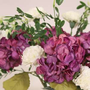 En elegant Blombukett Hortensia lila - Kvällsskimmer, Konstgjord blombukett med 11 blommor och snittgrönt med naturligt utseende och känsla. Detaljerad utformning med realistiskt bladverk. 