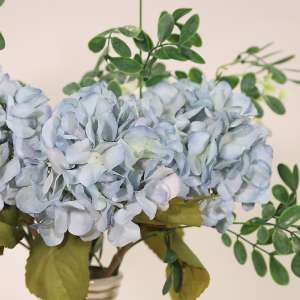 En elegant Blombukett Hortensia blå - Havsbris, Konstgjord blombukett med 7 blommor och snittgrönt med naturligt utseende och känsla. Detaljerad utformning med realistiskt bladverk. 