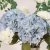 En elegant Blombukett Hortensia blå - Himlavalv, Konstgjord blombukett med 11 blommor och snittgrönt med naturligt utseende och känsla. Detaljerad utformning med realistiskt bladverk. 