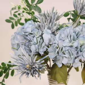En elegant Blombukett Hortensia blå - Blå Frid, Konstgjord blombukett med 9 blommor och snittgrönt med naturligt utseende och känsla. Detaljerad utformning med realistiskt bladverk. 