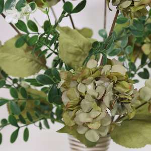 En elegant Blombukett Hortensia grön - Naturens Hjärta, Konstgjord blombukett med 7 blommor och snittgrönt med naturligt utseende och känsla. Detaljerad utformning med realistiskt bladverk. 