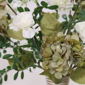 En elegant Blombukett Hortensia grön - Fridfull Grönska, Konstgjord blombukett med 11 blommor och snittgrönt med naturligt utseende och känsla. Detaljerad utformning med realistiskt bladverk. 