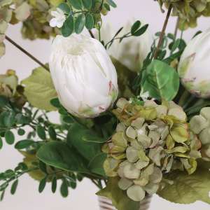 En elegant Blombukett Hortensia grön - Vildgrön Magi, Konstgjord blombukett med 10 blommor och snittgrönt med naturligt utseende och känsla. Detaljerad utformning med realistiskt bladverk. 