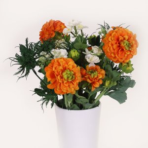 En elegant Blombukett orange Dahlia och Tistel, Konstgjord blombukett med 8 blommor och snittgrönt med naturligt utseende och känsla. Detaljerad utformning med realistiskt bladverk. 